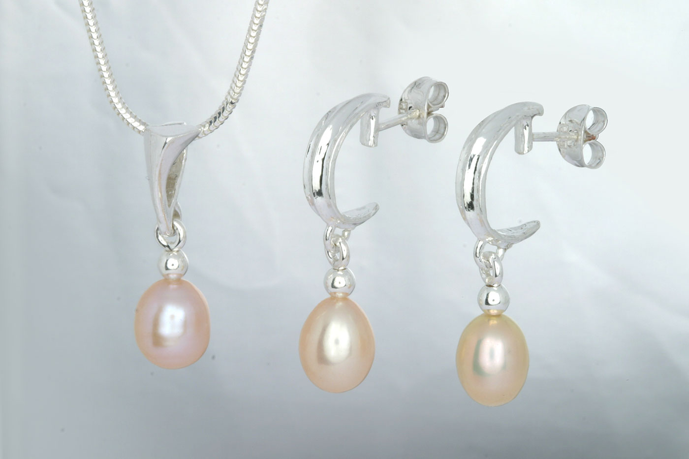 Korvakorut 3113, 25mm, tappi 0.9/10mm. Hinta: 29€<br/>
							Riipus 5111, 24mm. Hinta: 18€<br/>
							Aidot makeanveden helmet 6x8mm, väri: pinkki. 925 hopeaa<br/>
							Hopeinen käärmeketju 1.2mm, 45cm.  Hinta: 14€