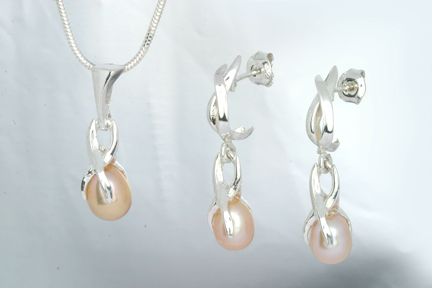 Korvakorut 3115, 28mm, tappi 0.9/10mm. Hinta: 35€<br/>
							Riipus 5115, 26mm. Hinta: 23€<br/>
							Aidot makeanveden helmet 6x8mm, väri: pinkki. 925 hopeaa<br/>
							Hopeinen käärmeketju 1.2mm, 45cm.  Hinta: 14€