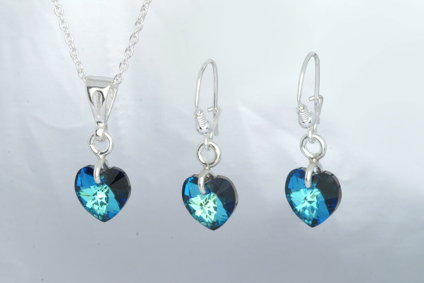 Korvakorut 3106, 25mm. Hinta: 25€<br/>
							Riipus 5105. 25mm. Hinta: 15€<br/>
							Swarovski sydän 10x10mm, väri: bermuda blue. 925 hopeaa<br/>
							Hopeinen ankkuriketju 1.6mm, 45cm. Hinta: 10€