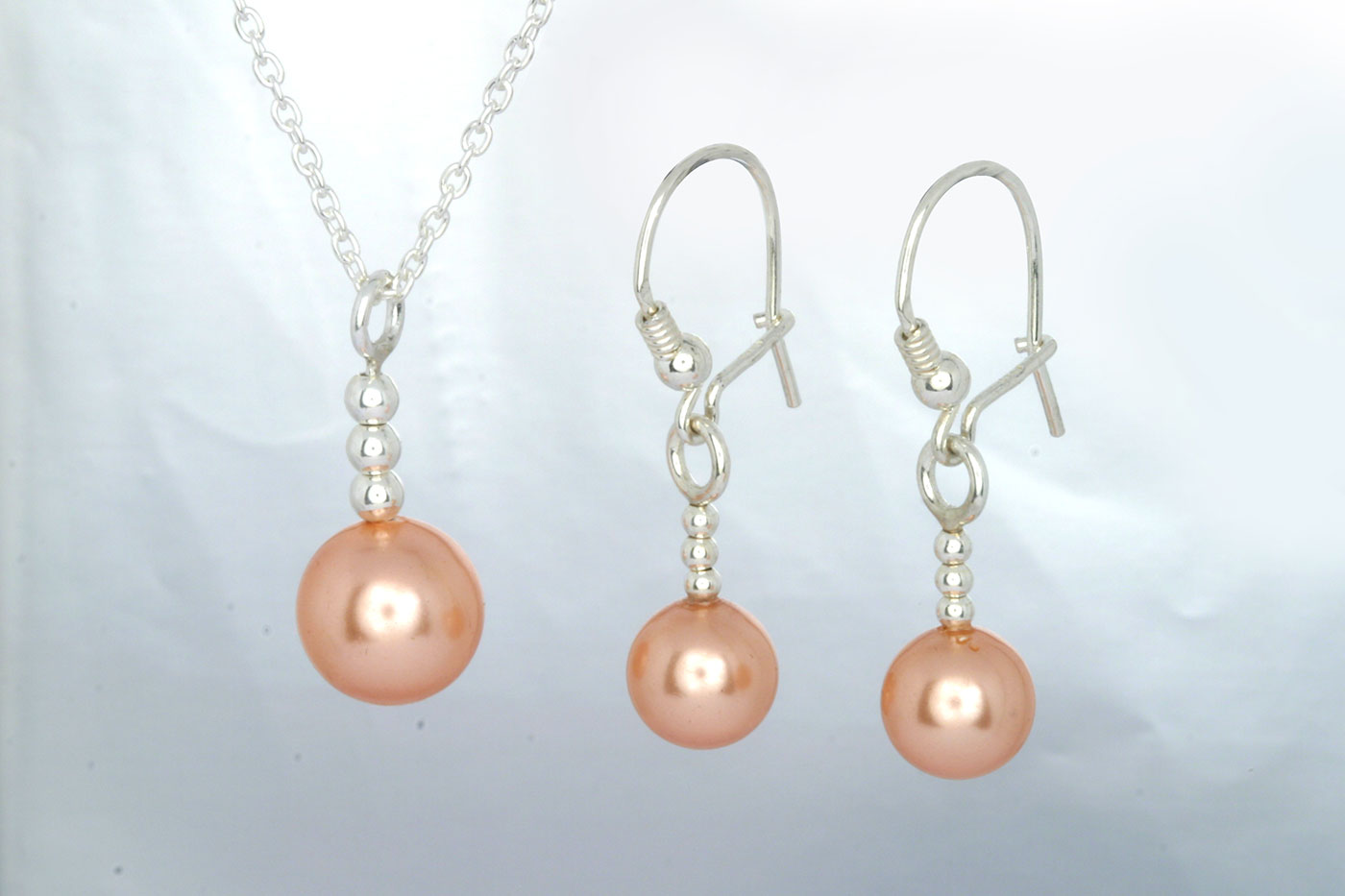 Korvakorut 3102, 32mm. Swarovski lasihelmi Ø 8mm, väri: rosa beach. Hinta: 20€<br/>
							Riipus 5102, 23mm. Swarovski lasihelmi Ø 10mm, väri: rosa beach. Hinta: 13€<br/>
							925 hopeaa<br/>
							Hopeinen ankkuriketju 1.6mm, 45cm. Hinta: 10€