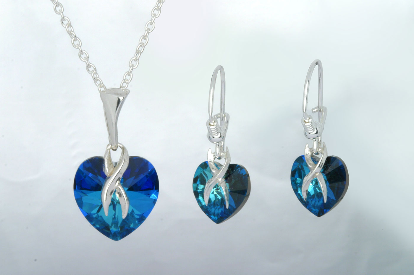 Korvakorut 3107, 25mm. Swarovski sydän 10x10mm, väri: bermuda blue. Hinta: 28€<br/>
							Riipus 5106. 25mm. Swarovski sydän 14x14mm, väri: bermuda blue. Hinta: 24€<br/>
							 925 hopeaa<br/>
							Hopeinen ankkuriketju 1.6mm, 45cm. Hinta: 10€