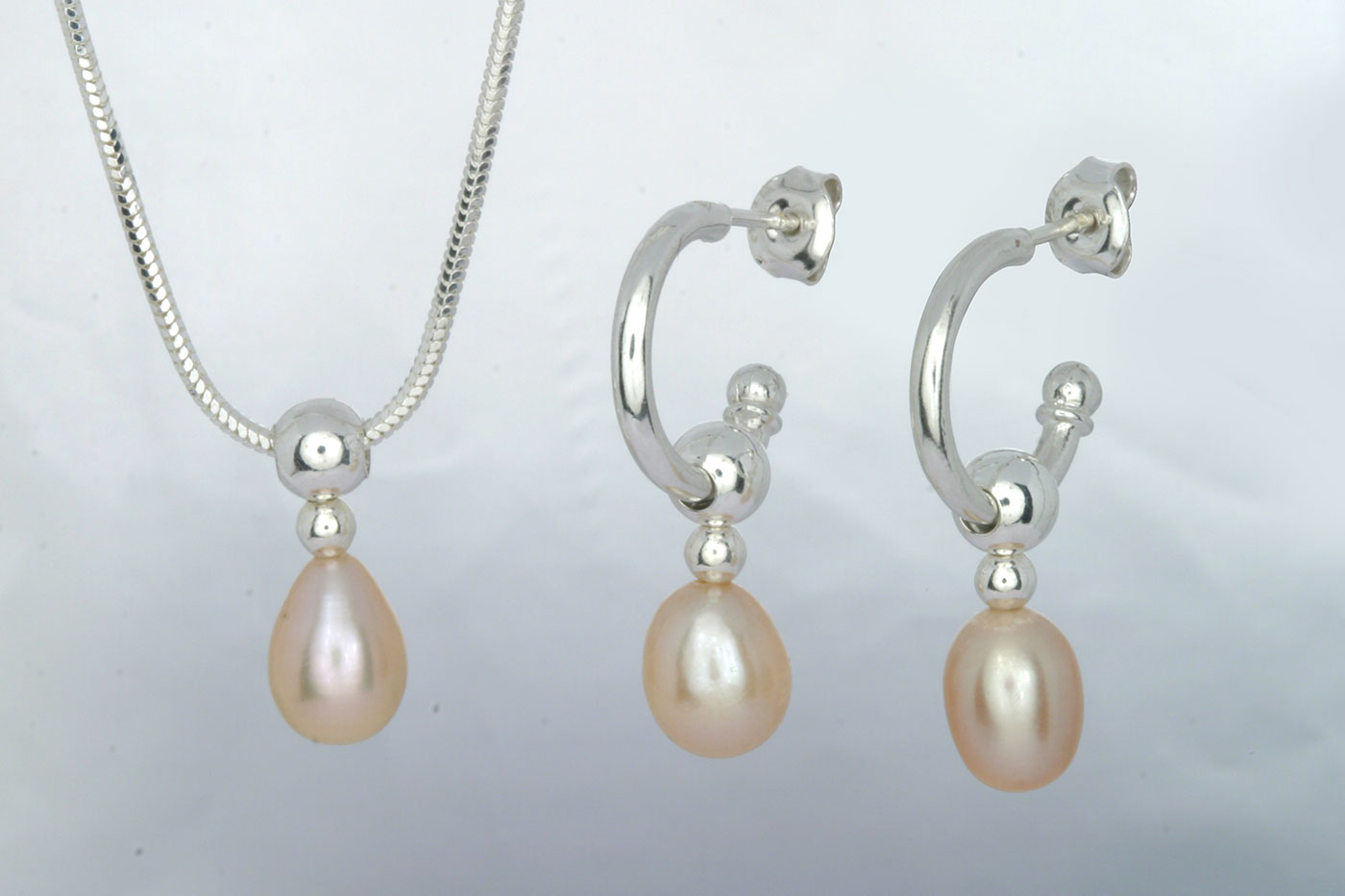 Korvakorut 3112, 3/4 rengas 14/2mm, tappi 0.9/10mm. Aidot makeanveden helmet 6x8mm, väri: pinkki.  Hinta: 29€<br/>
							Riipus 5112, 16mm. Aito makeanveden helmi 7x9mm, väri: pinkki.   Hinta: 19€<br/>
							925 hopeaa<br/>
							Hopeinen käärmeketju 1.2mm, 45cm. Hinta: 14€