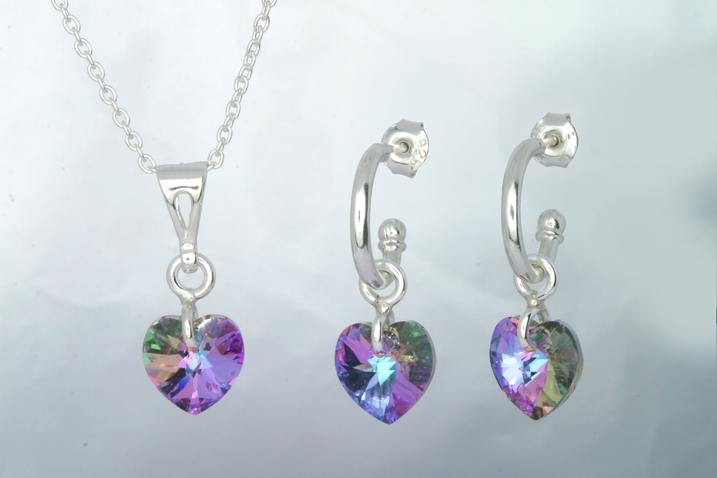 Korvakorut 3105, 3/4 rengas, tappi 0.9/10mm. Hinta: 27€<br/>
							Riipus 5105. 25mm. Hinta: 15€<br/>
							Swarovski sydän 10x10mm, väri: violet. 925 hopeaa<br/>
							Hopeinen ankkuriketju 1.6mm, 45cm. Hinta: 10€