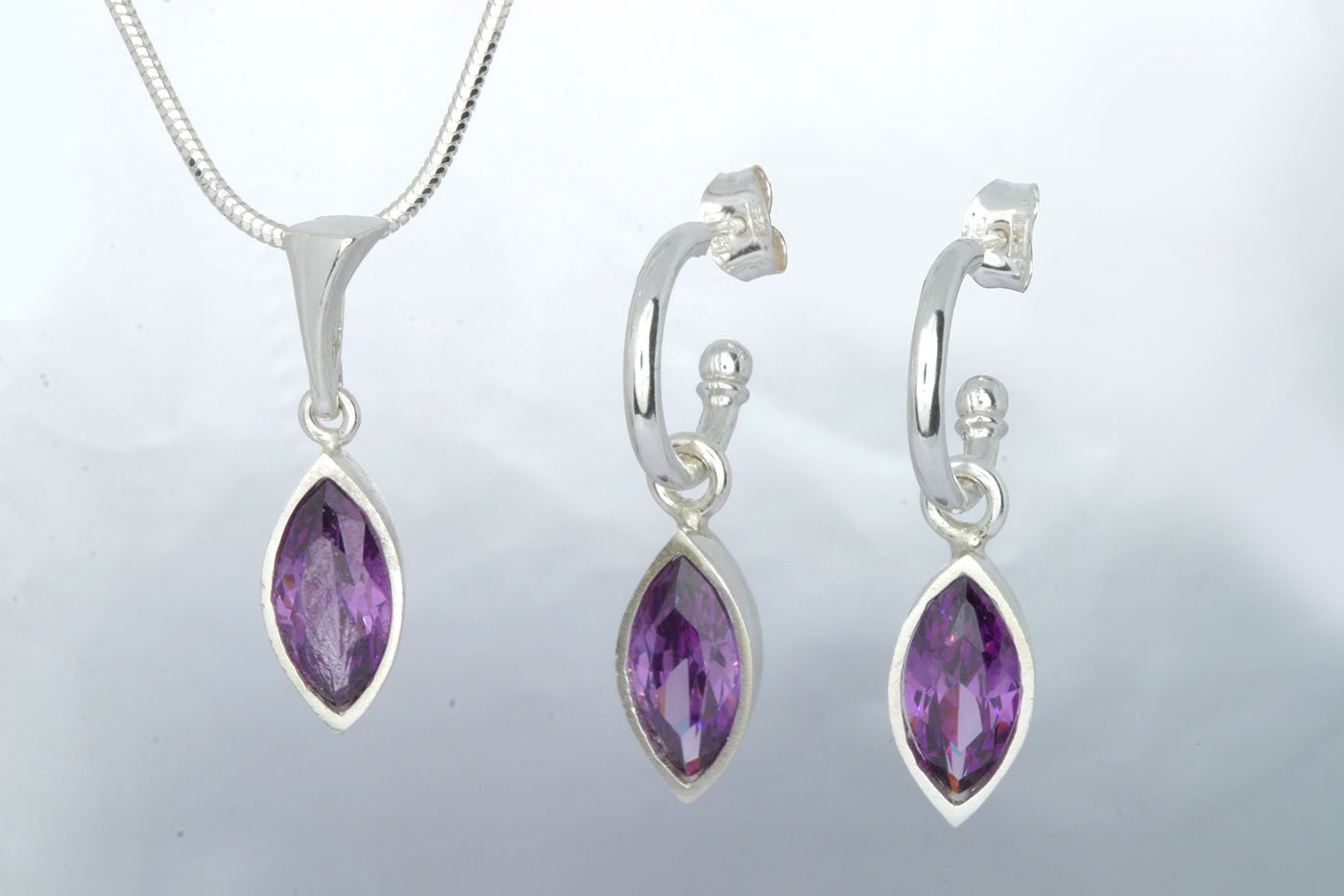 Korvakorut 3109, 3/4 rengas 14/2mm, tappi 0.9/10mm. Hinta: 36€<br/>
							Riipus 5108. 25mm. Hinta: 24€<br/>
							Zirkon 6x12mm, väri: amnesti. 925 hopeaa<br/>
							Hopeinen käärmeketju 1.2mm, 45cm. Hinta: 14€