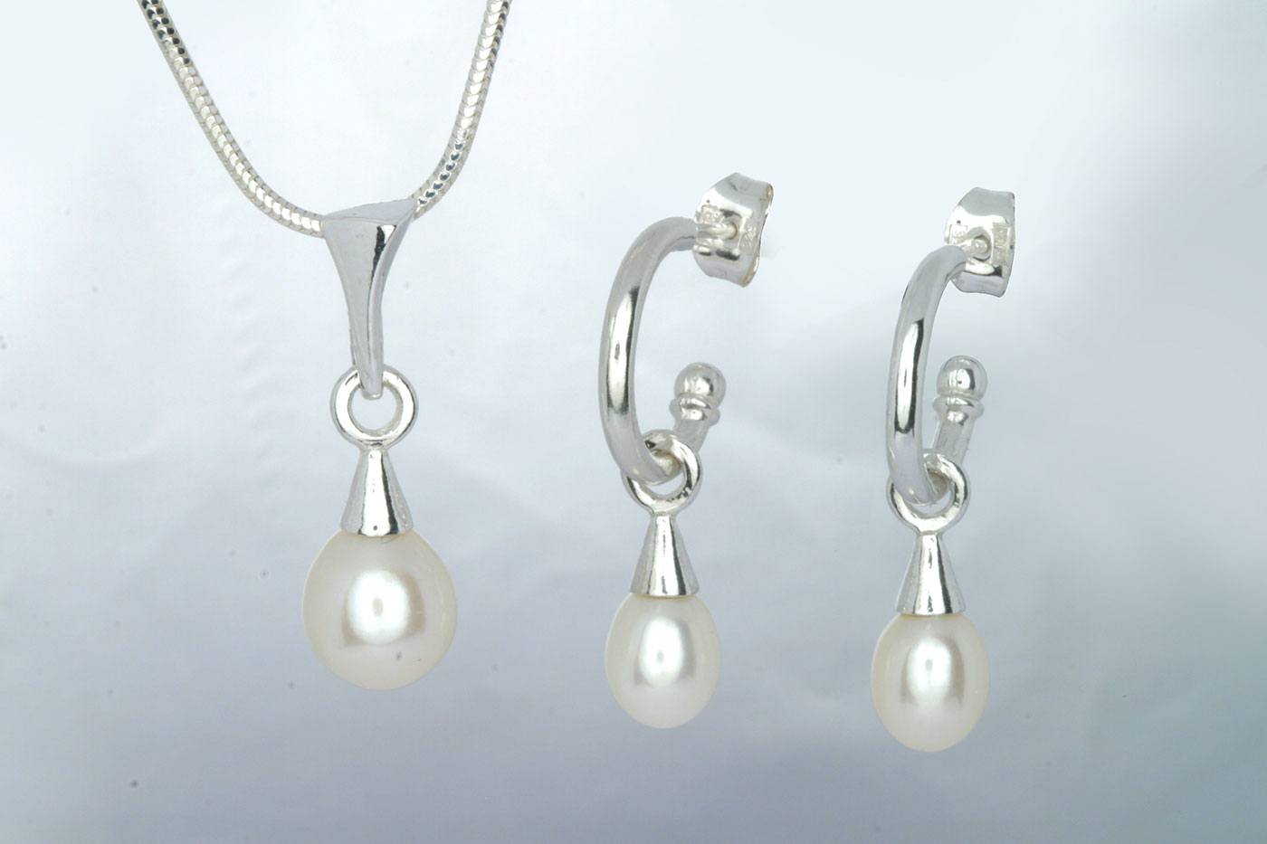 Korvakorut 3117, 3/4 rengas 14/2mm, tappi 0.9/10mm. Aidot makeanveden helmet 6x8mm, väri: pinkki. Hinta: 29€<br/>
							Riipus 5117, 24mm. Aito makeanveden helmi 7x9mm, väri: pinkki. Hinta: 24€<br/>
							925 hopeaa<br/>
							Hopeinen käärmeketju 1.2mm, 45cm. Hinta: 14€